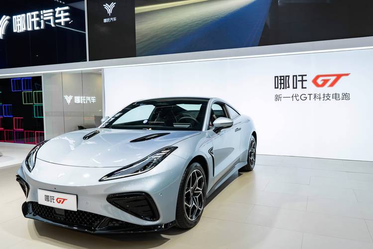 佛山265哪吒汽车在智能汽车领域的表现，领途汽车在新能源汽车市场中的影响力